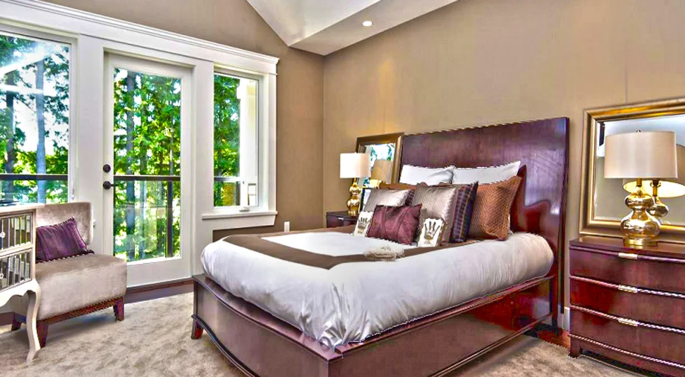 Bedroom with carefully coordinated wall colour and white trim
